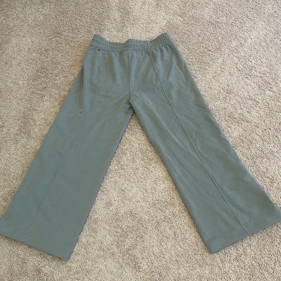 Lululemon Wide-Leg Cropped Pant - Picture 8 of 10